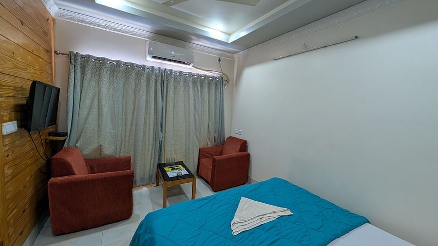 image of the standard room at dip holidays with pastel coloured curtains at the far end of the room