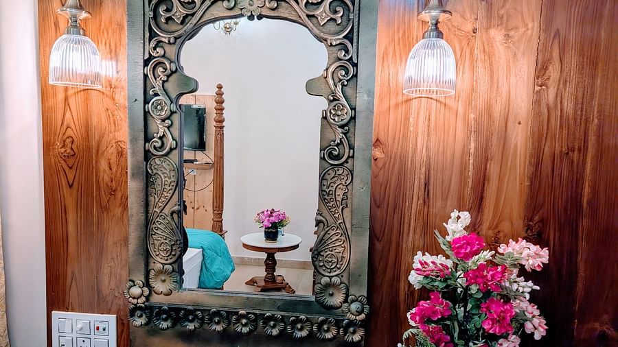 image of a beautiful mirror in the pool side cottage at dip holidays