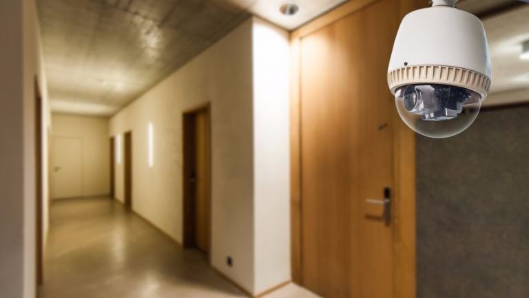 Hotel-Security-Tips-768x511