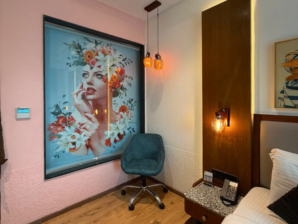 Deluxe Pool Room, Artwork wall with desk and chair