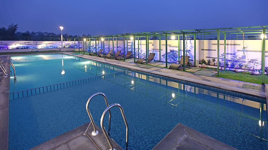 outdoor swimming pool at la classic, hosur road