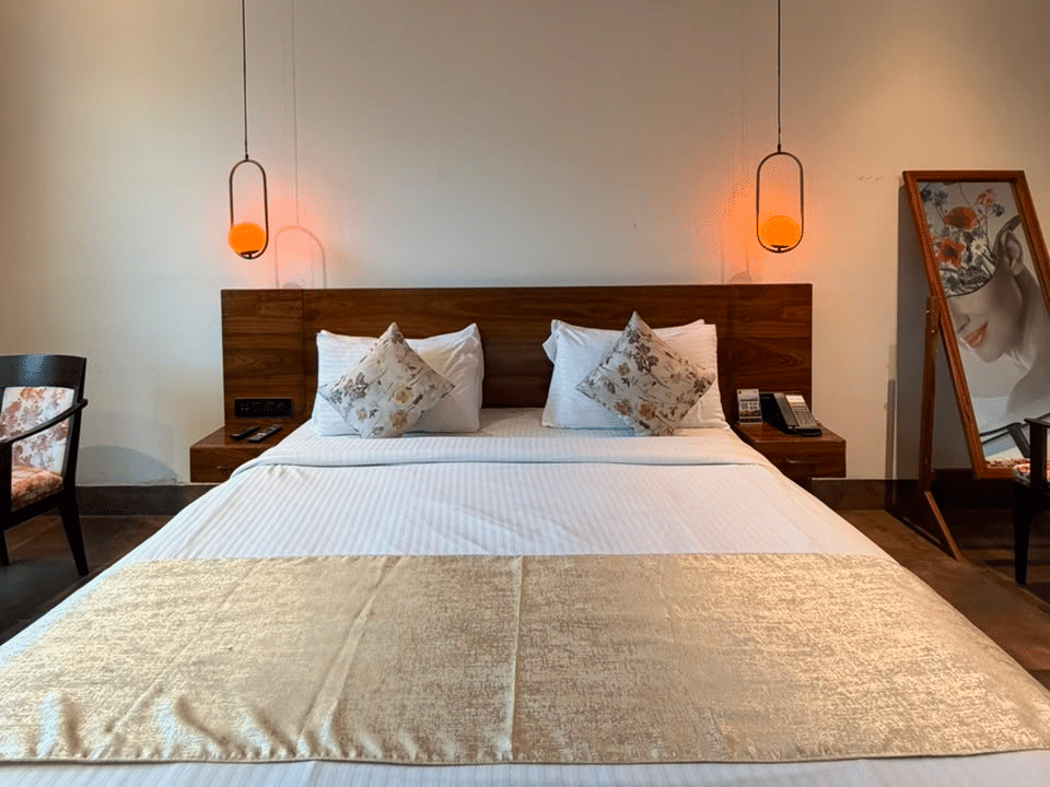 Skyline by Miraya, Club Executive, King bed beneath twin pendants