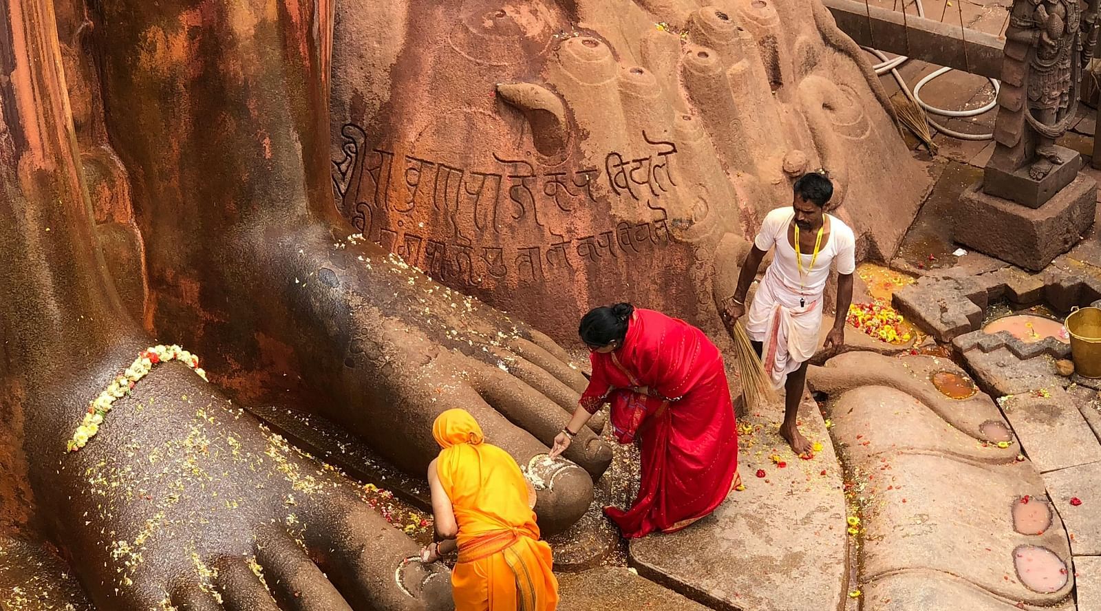 image of a group of devotees washing the feet of bhagwan bahuballi