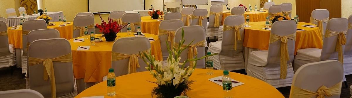 Cluster seating arrangement at our banquet at Shervani Nehru Place, New Delhi