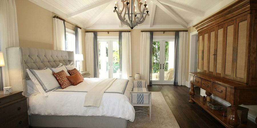 alt-text Hotel room with spacious bed and beautiful  chandelier