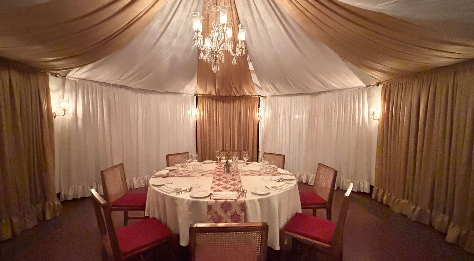 Jalsa hall at Saraca Hotel, Lucknow with a chandelier and a dining arrangement in the centre