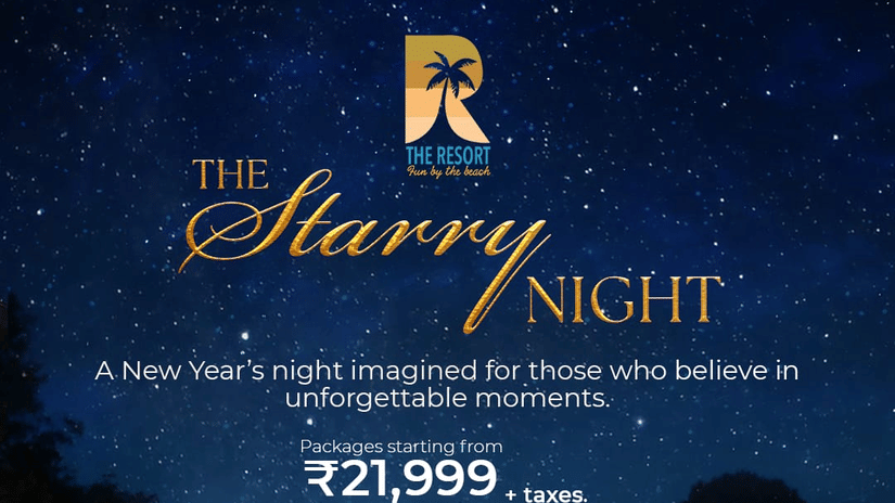 Guests enjoying candlelit outdoor dinner with live band on stage under a star-filled night sky at The Resort’s Starry Night New Year celebration.