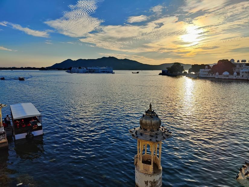 The view of Lake Pichola with sunset in the background
