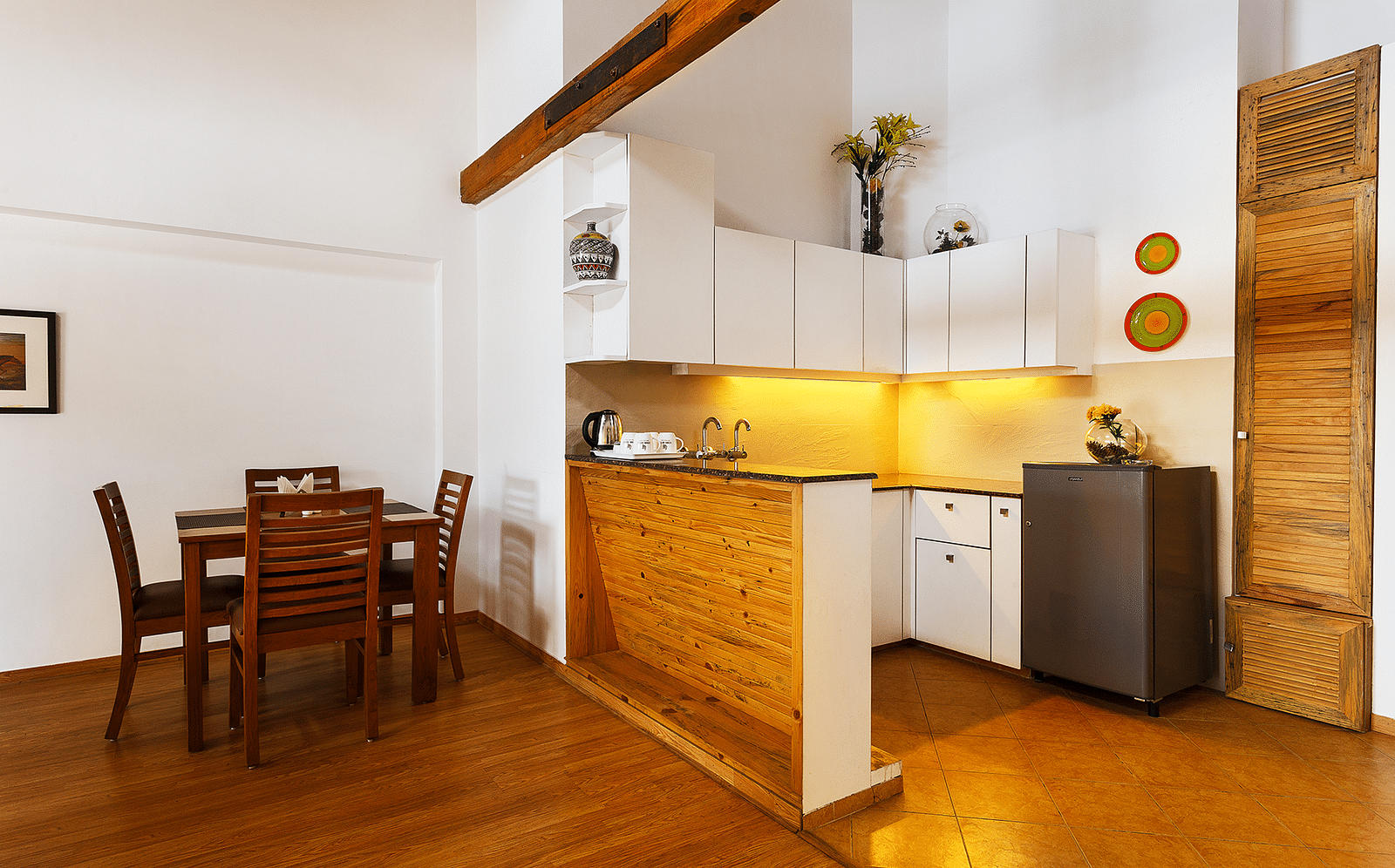 A Kitchenette with a dining table for four - The Pinewood xkuo9d