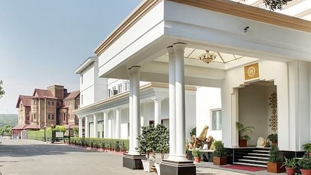 The entrance to Hari Niwas Palace