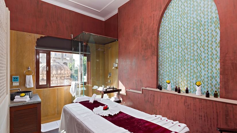 spa room with a bed and towels  - Hotel Castle Mandawar Jhunjunu