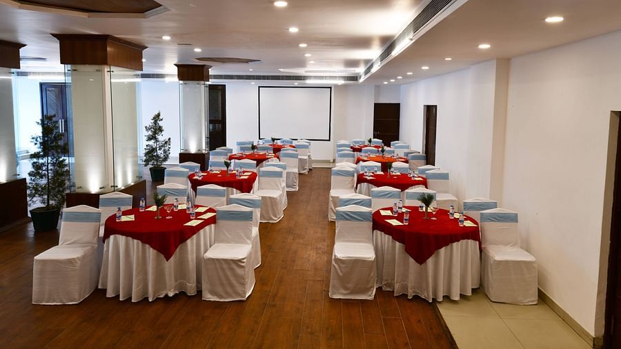 A front view of a conference hall featuring a projector - Mastiff Grand Manali