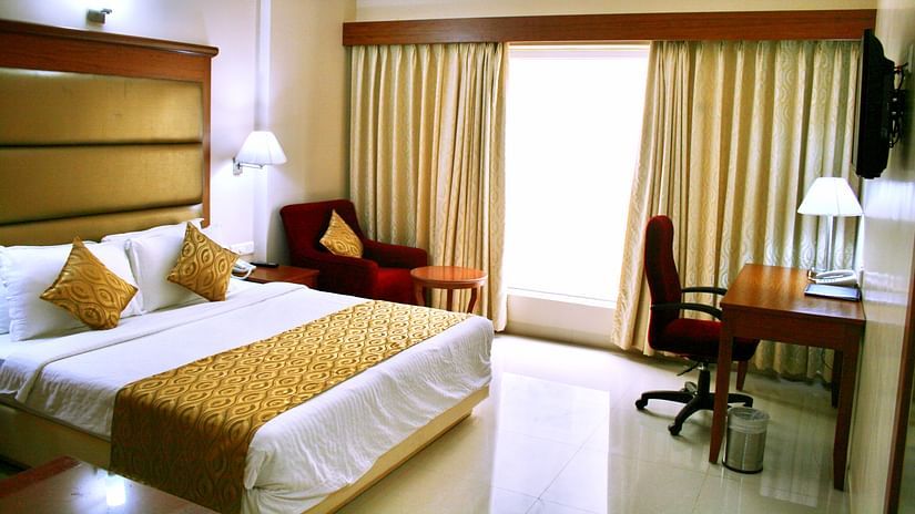 double bed and other amenities in one of our Luxury Rooms in Tirupati at Raj Park Hotel, Tirupati
