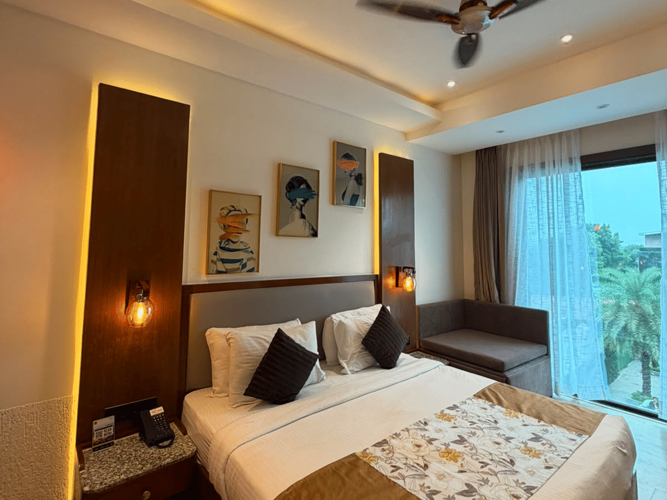 Deluxe Pool Room, Bed facing the pool-view window