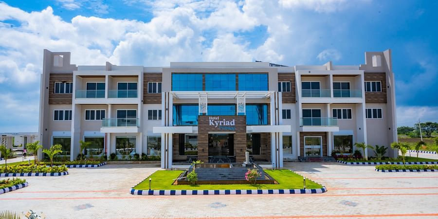 A long shot of the facade of the best hotel in Bagalkot