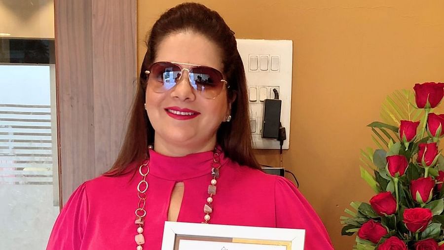 Image of Kiran Bawa with a certificate - IOSIS Spa & Wellness