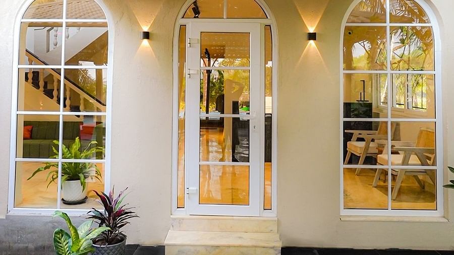 A brightly lit entrance to a building with white walls and arched doorways and windows at Kssemya