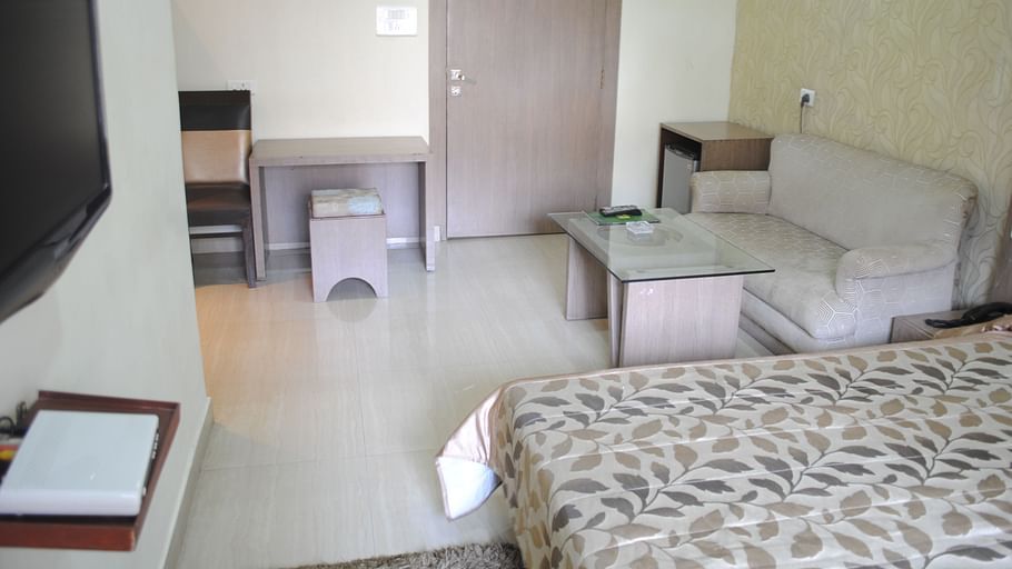 Hotel Swagath, Hazra Road, Kolkata Kolkata Deluxe Room Hotel Swagath Kolkata 6