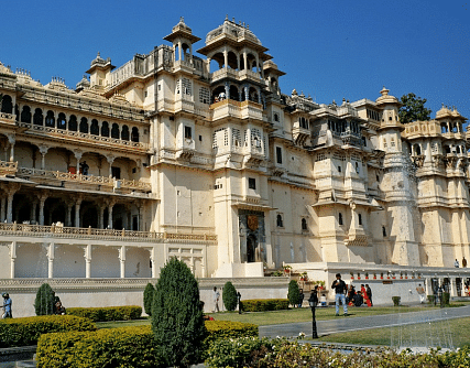  The City Palace in Udaipur, Rajasthan, stands tall against a clear blue sky. 