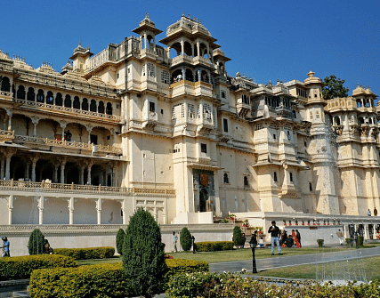 The City Palace in Udaipur, Rajasthan, stands tall against a clear blue sky. 