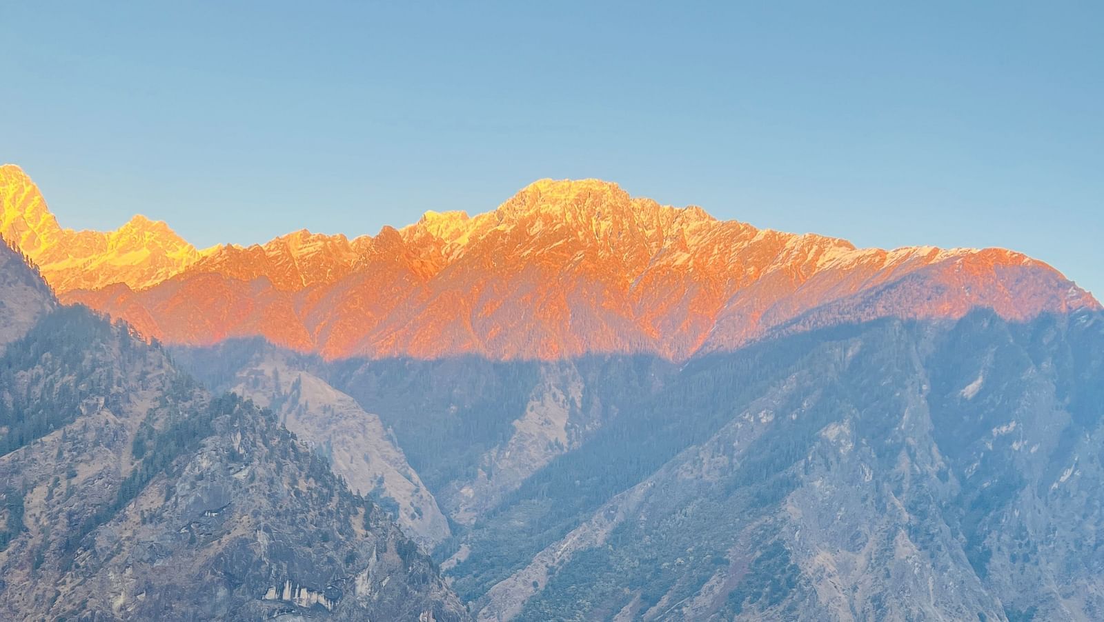 Image of majestic mountians with the sun setting behind | Faraway Cottages, Auli