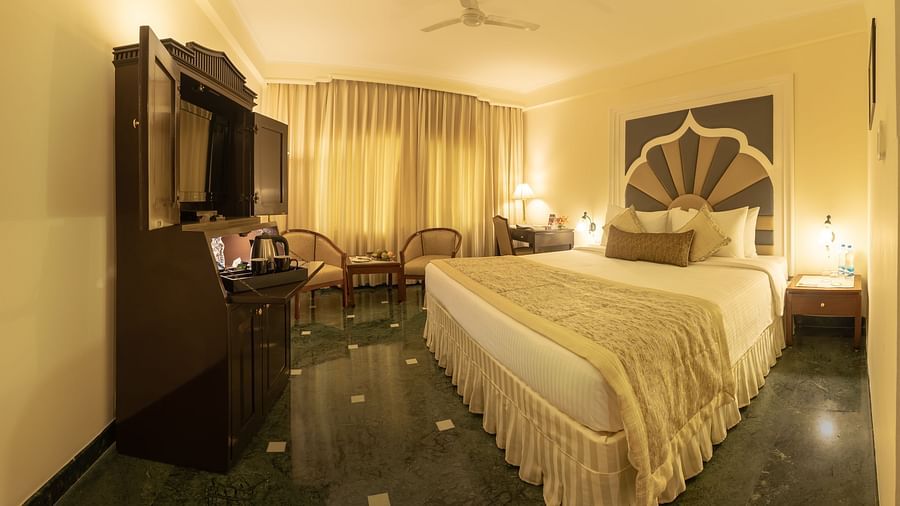 Deluxe Room with a double bed and a television