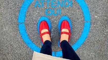 1588156773314.jpg--policlinico bari  stencil sull asfalto per il distanziamento sociale