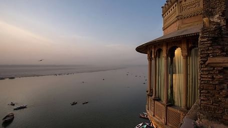 A image of BrijRama Palace on hte banks of Ganga