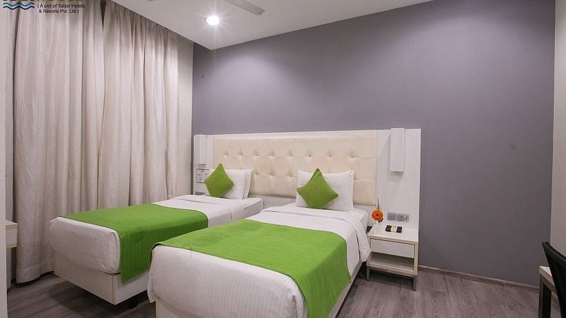 Deluxe Room with Twin Beds at Hotel Mumbai House, Airoli