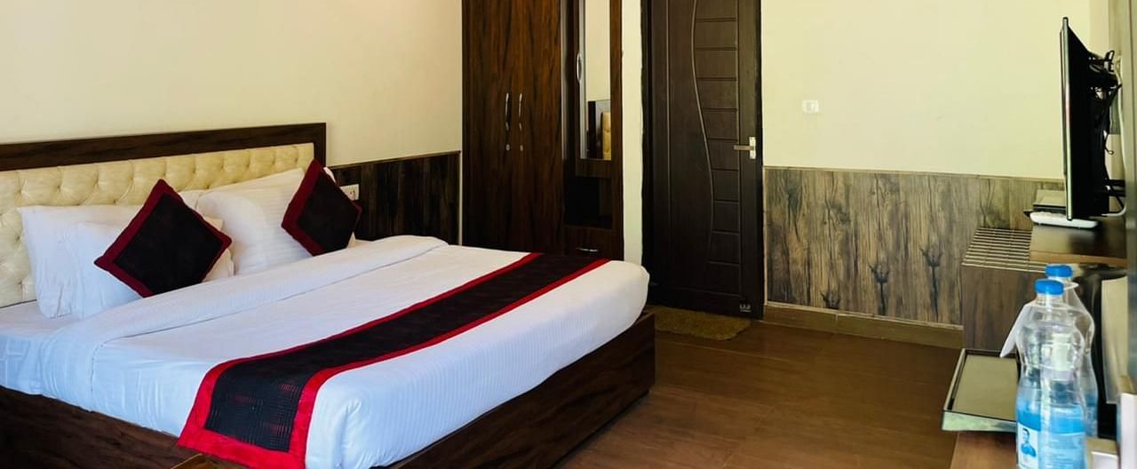Luxury Cottage with a large bed at DLS MJ River Resort, Rishikesh.