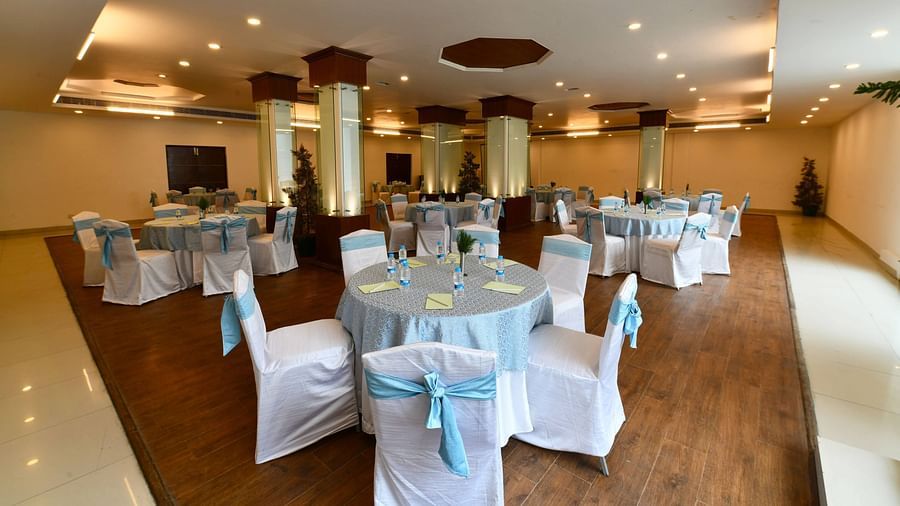 A hall consisting of tables and chairs - Mastiff Grand Manali