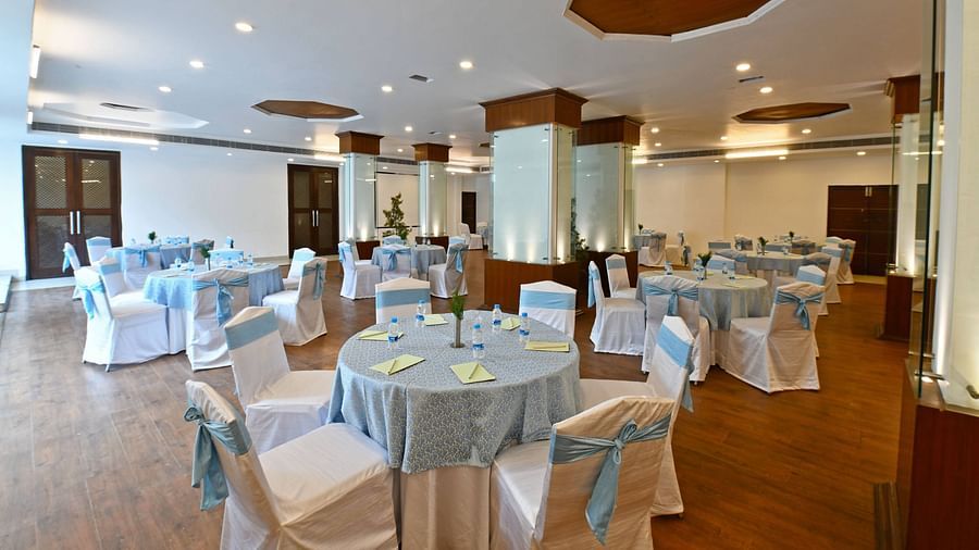 A hall with decorated chairs and tables - Mastiff Grand Manali