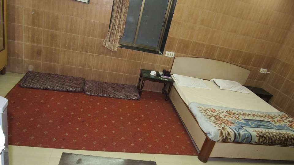 Deluxe AC Rooms Rajdoot Residency Mumbai 4
