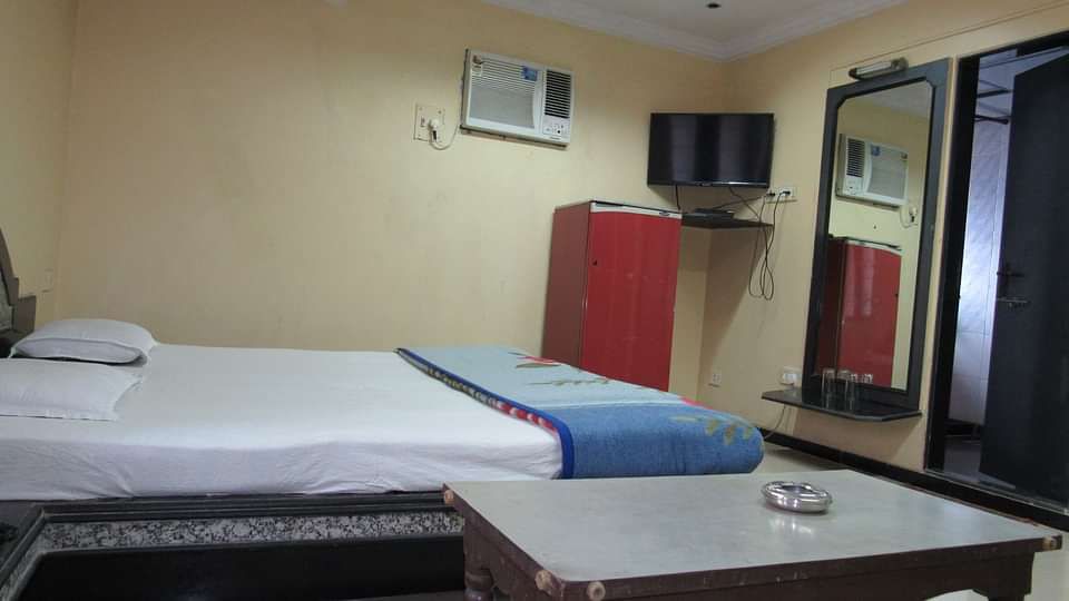 Standard AC Rooms Rajdoot Hotel Mumbai 4