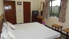 Hotel Taj Plaza Agra Deluxe Rooms with the double bed facing the window 
