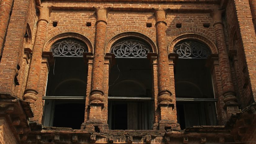 A view from below of an old building in Gwalior with large windows in view. - Gwalior Sightseeing