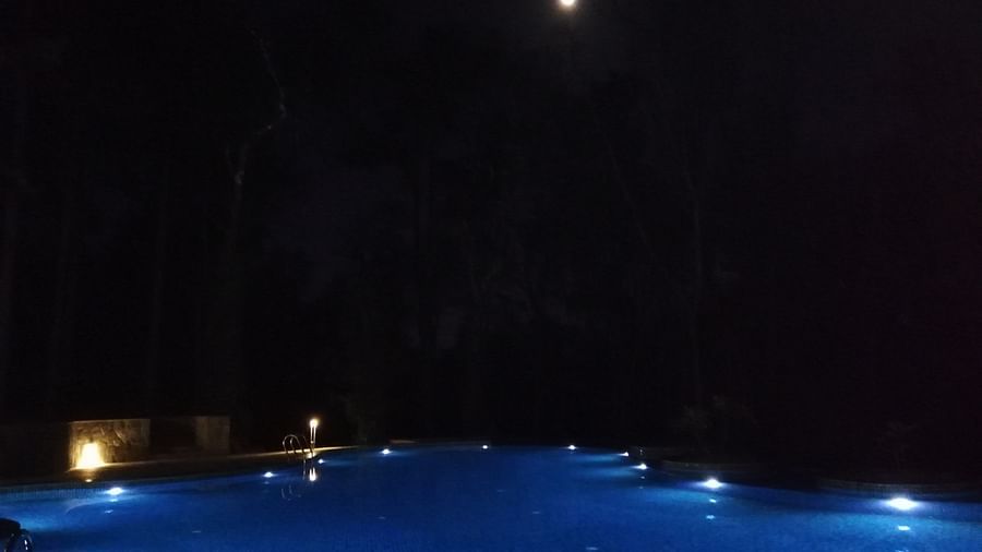 The Birchwood Retreat - view of the swimming pool at night
