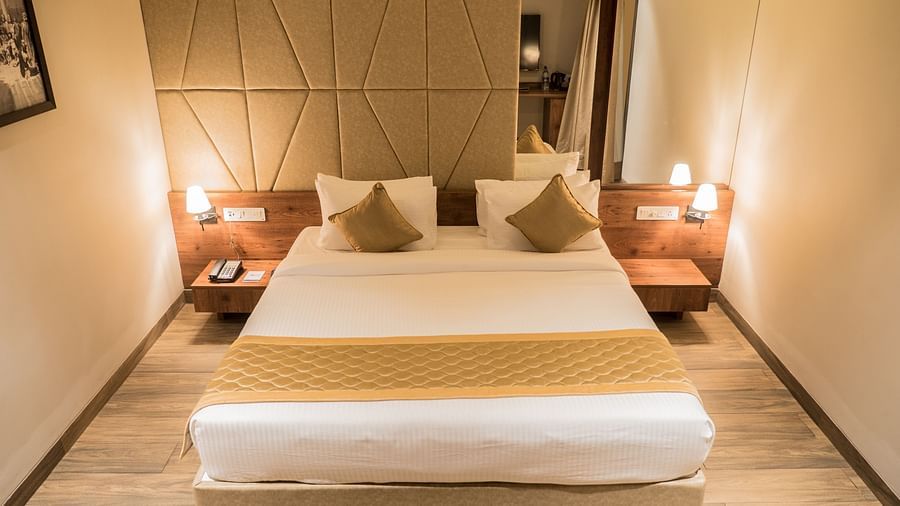 king size bed of Queen Suite Room at Cholaa Dynasty, Kumbakonam