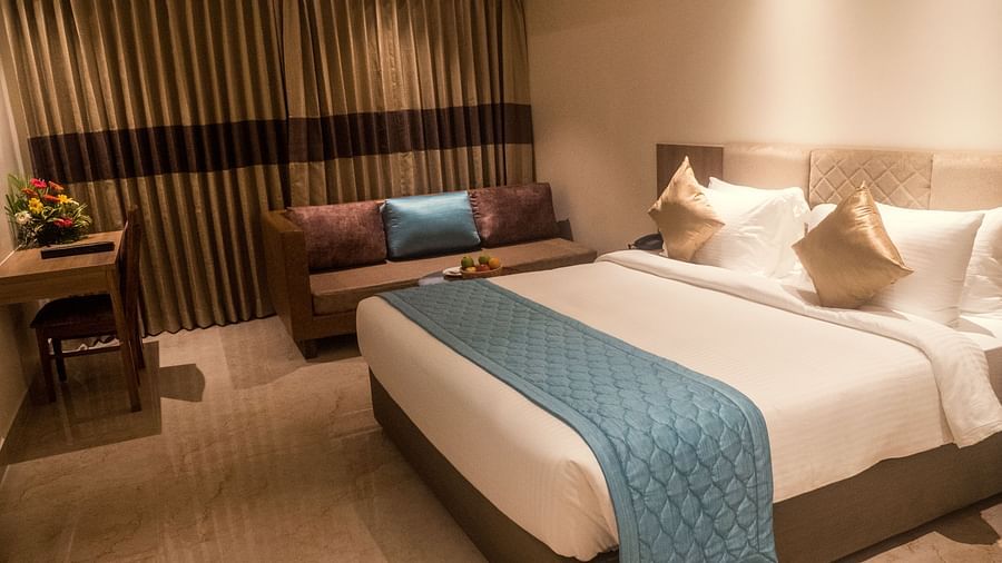 king size bed of a deluxe room at 