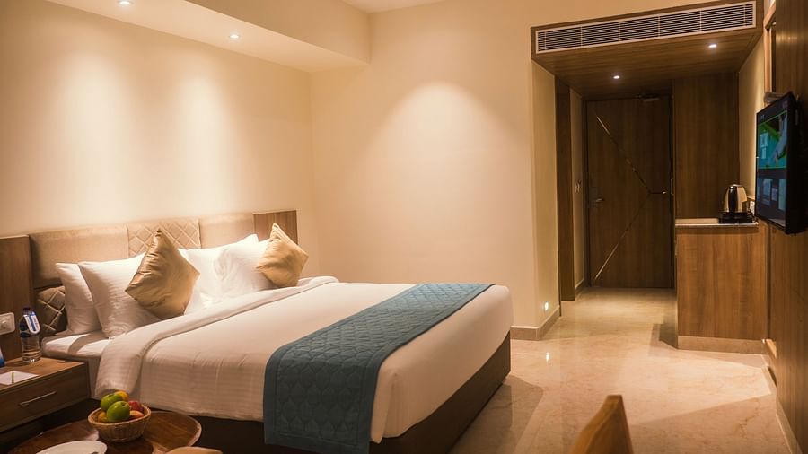 king size bed of a deluxe room at 