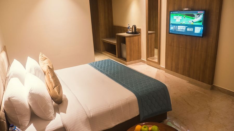 king size bed of a deluxe room at 