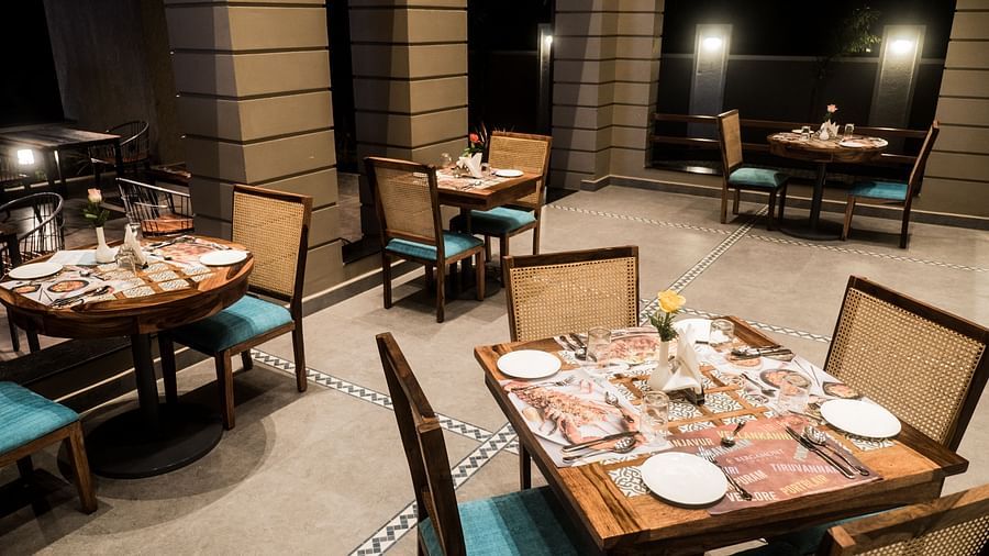 outdoor seating at the restaurant 