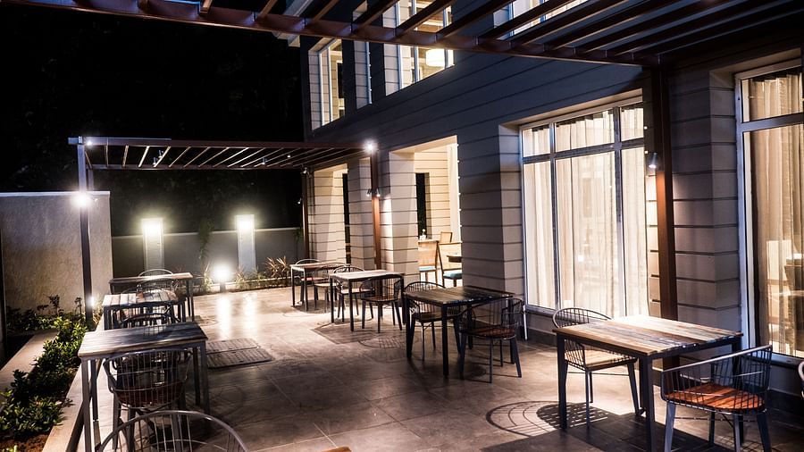 outdoor seating at the restaurant 