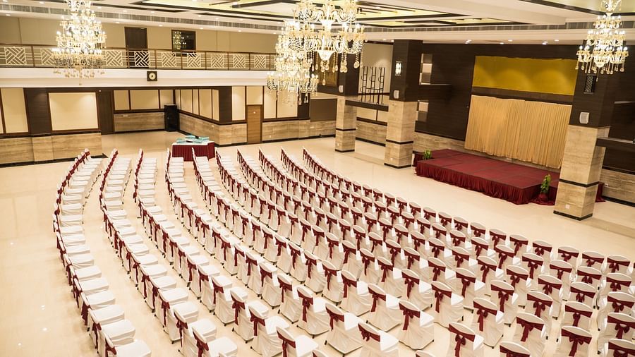 Image of a banquet hall with bunch of in it 