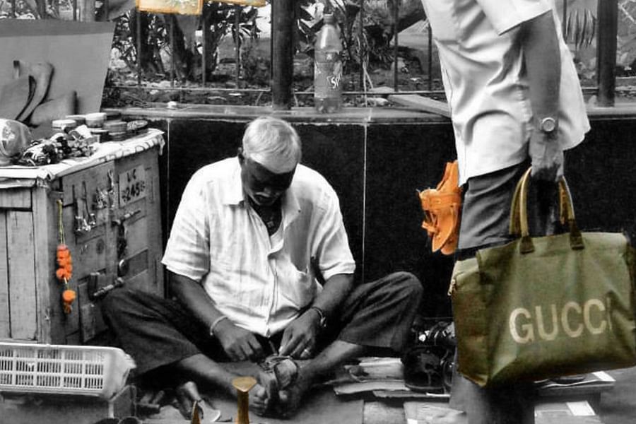 a cobbler fixing a shoe in mumbai