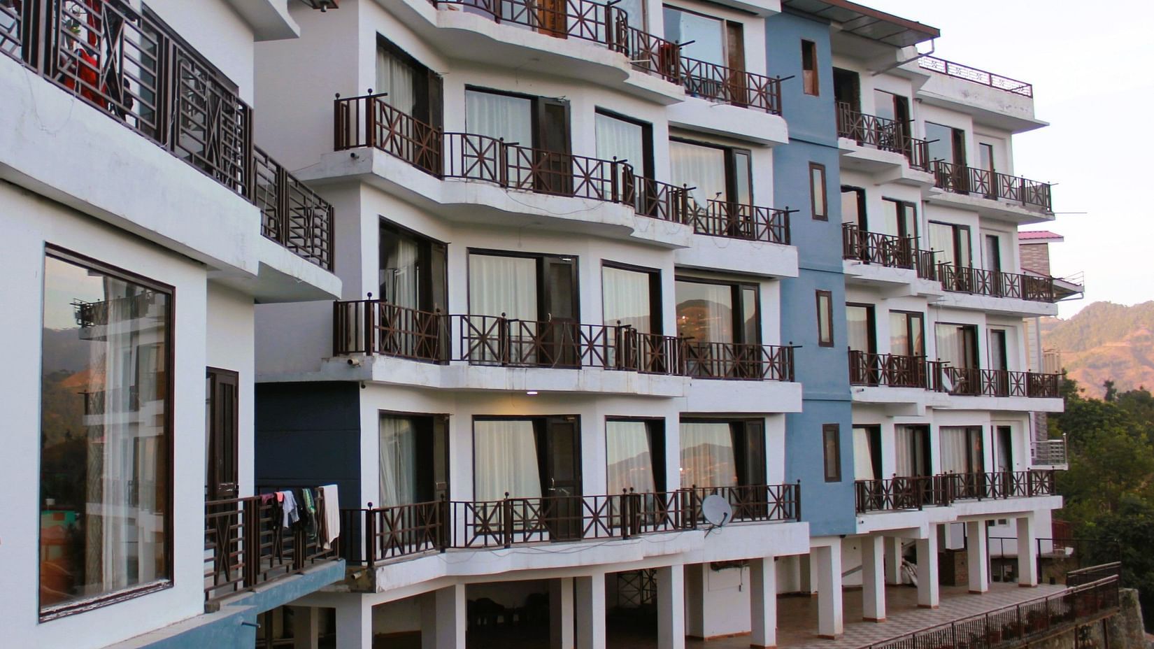 A sideview of the facade of homestay in himachal pradesh | Silverpine Apartments & Homestay, Mehli 