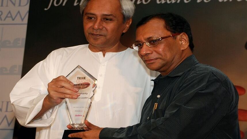 Think Odisha Leadership award being given to the MD of Swosti Resorts