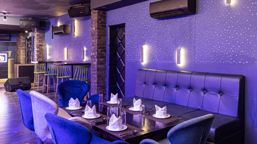 Cozy dining corner at Re-Pub-Liq, Papaya Tree Hotels, with cushioned seating and a neatly set table designed for an intimate dining experience.