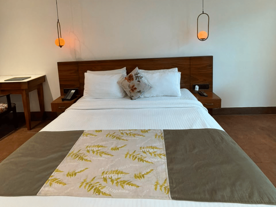 Skyline by Miraya, Club Premium, King bed with olive and gold runner