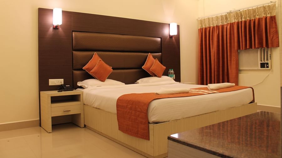 A double bed with side tables, lamps and headboard at Executive Room at hoetl Shompen